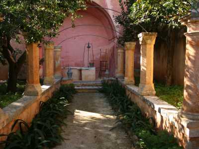 Attraverso un piccolo passaggio si accede all�agrumeto, ricco di alberi di limoni e arance ancora acerbi, piccole colonne ornamentali e anche un particolare pozzo